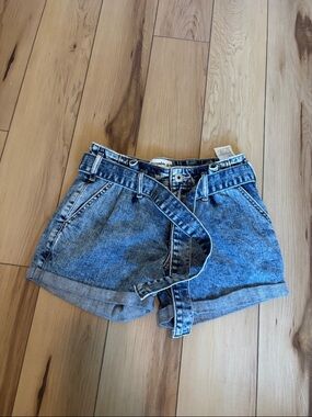 Vintage-Inspired Blue Denim Belted Women’s Shorts
